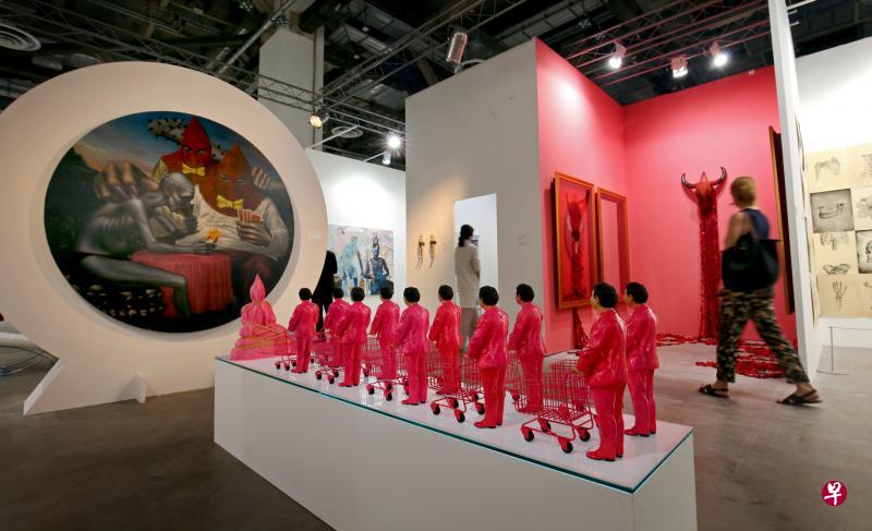 本年度“艺术登陆新加坡”突然取消,对艺术市场是一大重击。图为去年展场。(档案照片) 本年度“艺术登陆新加坡”突然取消,对艺术市场是一大重击。图为去年展场。(档案照片)