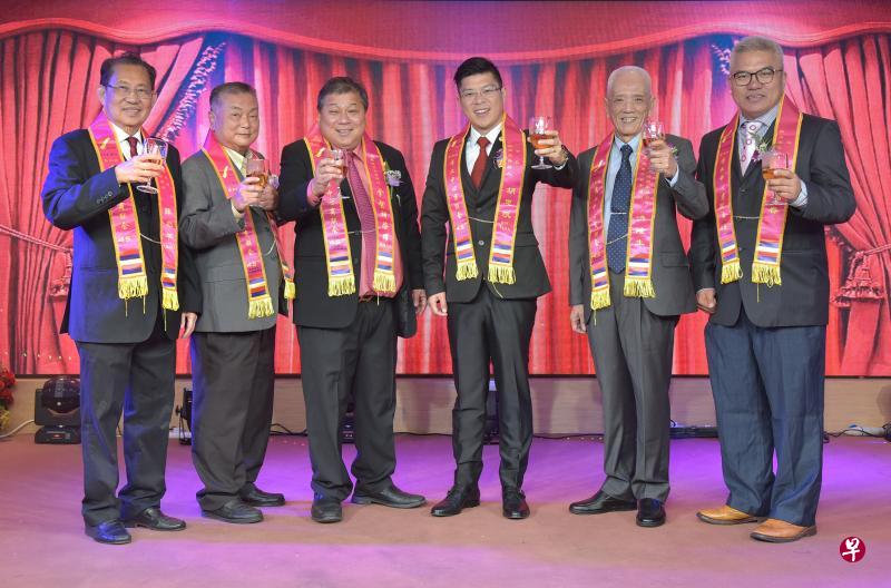 布业中心商联会在京华酒店万喜楼设宴欢庆成立45周年,左起为荣誉会务顾问陈启平、副总务卓开森、荣誉会务顾问胡启耀、会长胡思凯、会务顾问洪隆生,以及总务吕福春。(特约林新泰摄) 布业中心商联会在京华酒店万喜楼设宴欢庆成立45周年,左起为荣誉会务顾问陈启平、副总务卓开森、荣誉会务顾问胡启耀、会长胡思凯、会务顾问洪隆生,以及总务吕福春。(特约林新泰摄)