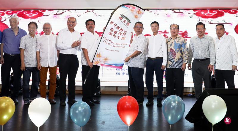 醉花林俱乐部“敬老尊长慈善午宴”新旧筹委主席举行职务交接仪式,左起为符祥安、洪振群、潮州八邑会馆会长曾建权、议员余家兴、张学彬、郭绪泽、醉花林总理张建安、醉花林第一副总理黄海庆、潮安会馆主席邱荣水,以及醉花林司理陈可成。(饶进礼摄) 醉花林俱乐部“敬老尊长慈善午宴”新旧筹委主席举行职务交接仪式,左起为符祥安、洪振群、潮州八邑会馆会长曾建权、议员余家兴、张学彬、郭绪泽、醉花林总理张建安、醉花林第一副总理黄海庆、潮安会馆主席邱荣水,以及醉花林司理陈可成。(饶进礼摄)
