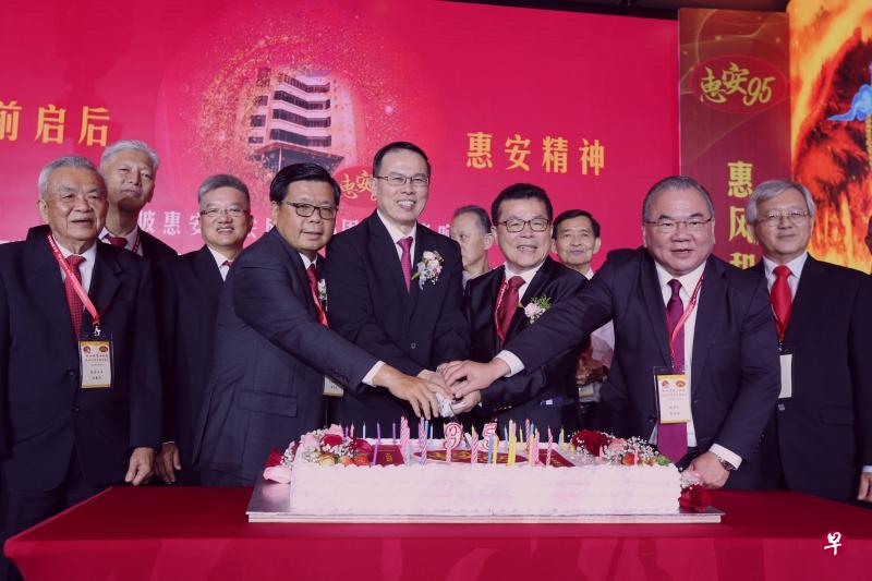 图为副会长许森福(前排右起)、副会长陈友明、会长郭庭水、西北区市长兼会务顾问张俰宾、副会长黄龙金,以及财政黄永发等一同切蛋糕。(庄耿闻摄) 图为副会长许森福(前排右起)、副会长陈友明、会长郭庭水、西北区市长兼会务顾问张俰宾、副会长黄龙金,以及财政黄永发等一同切蛋糕。(庄耿闻摄)