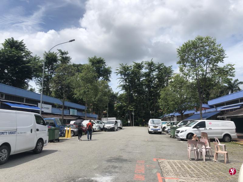 疑仵作摆乌龙,到新民路一家寿板店领遗体时,被指领错大体后直接送到万礼火化。(杨量而摄) 疑仵作摆乌龙,到新民路一家寿板店领遗体时,被指领错大体后直接送到万礼火化。(杨量而摄)