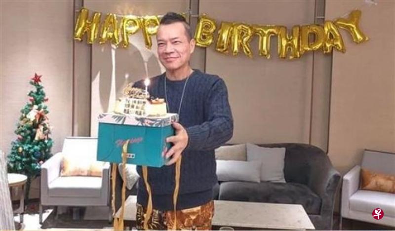 洪朝丰最近提早庆祝60大寿,并推出新书,成为作家。(面簿图) 洪朝丰最近提早庆祝60大寿,并推出新书,成为作家。(面簿图)