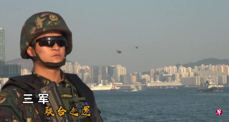 解放军驻香港部队前天发布三军联合训练视频,意在警告敌对势力。(解放军驻港部队官方微博视频截图) 解放军驻香港部队前天发布三军联合训练视频,意在警告敌对势力。(解放军驻港部队官方微博视频截图)