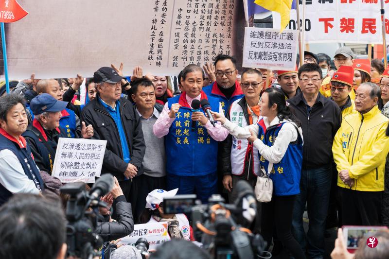 台湾立法院12月31日审查备受争议的《反渗透法》时,上百名统派人士在场外集结抗议,包括被指为该法适用对象的中华统一促进党总裁张安乐(中)。(黄顺杰摄) 台湾立法院12月31日审查备受争议的《反渗透法》时,上百名统派人士在场外集结抗议,包括被指为该法适用对象的中华统一促进党总裁张安乐(中)。(黄顺杰摄)