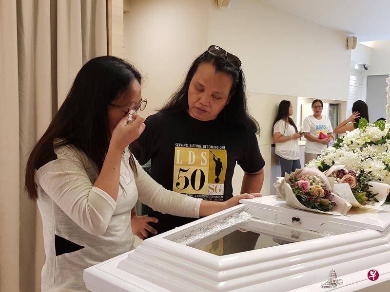 追思会现场有许多帮佣前来吊唁,送死者最后一程。(蔡振鸿摄) 追思会现场有许多帮佣前来吊唁,送死者最后一程。(蔡振鸿摄)