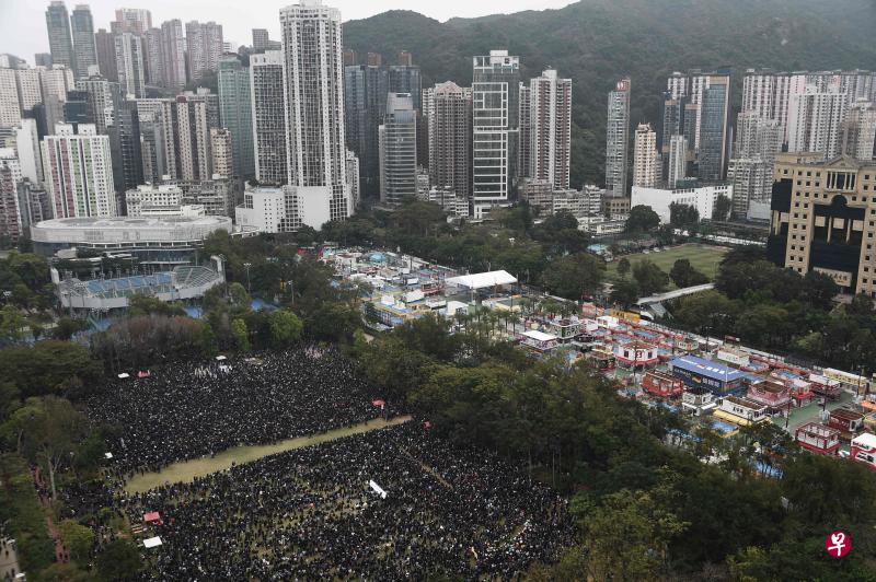 香港民阵发起元旦游行,由新上任区议员领头。(法新社) 香港民阵发起元旦游行,由新上任区议员领头。(法新社)