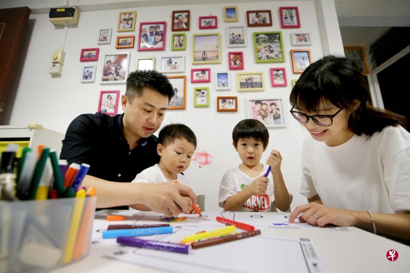 随着托儿津贴今年起提高,励冰(左一)和杨培艺(右一)的经济负担可再减轻。扣除津贴后,夫妻俩为两个儿子励诚彧(右二)和励铭泽支付的托儿费,从每人230元减至160元。(严宣融摄) 随着托儿津贴今年起提高,励冰(左一)和杨培艺(右一)的经济负担可再减轻。扣除津贴后,夫妻俩为两个儿子励诚彧(右二)和励铭泽支付的托儿费,从每人230元减至160元。(严宣融摄)
