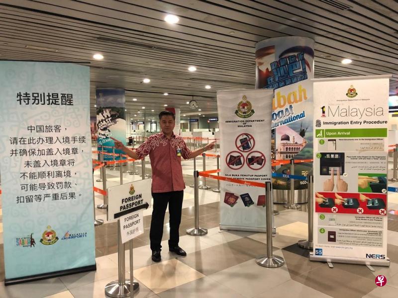 沙巴移民局总监莫哈末沙迪说,亚庇国际机场的入境程序非常明确,抵境大厅放置的中文告示牌也显而易懂。(东方日报) 沙巴移民局总监莫哈末沙迪说,亚庇国际机场的入境程序非常明确,抵境大厅放置的中文告示牌也显而易懂。(东方日报)
