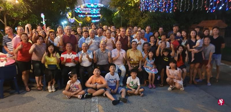 云南园300居民, 昨晚一同迎接2020年。(受访者提供) 云南园300居民, 昨晚一同迎接2020年。(受访者提供)