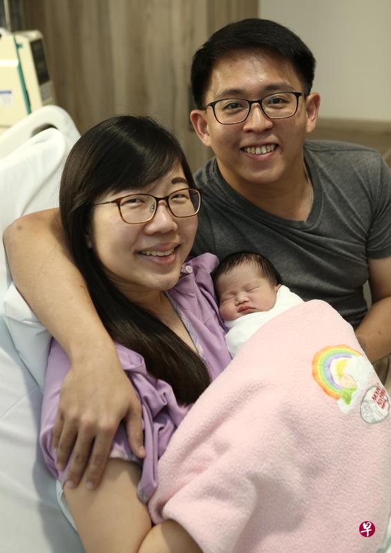 林隽永与妻子陆欣恬在2020年1月1日零时零分零秒迎来元旦女宝宝林瑞恩。(陈渊庄摄) 林隽永与妻子陆欣恬在2020年1月1日零时零分零秒迎来元旦女宝宝林瑞恩。(陈渊庄摄)
