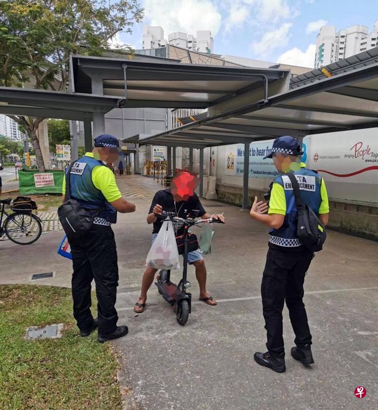 昨天被取缔的其中一名电板车骑士,在盛港的人行道上被活跃通勤执法人员逮个正着。(取自陆交局面簿) 昨天被取缔的其中一名电板车骑士,在盛港的人行道上被活跃通勤执法人员逮个正着。(取自陆交局面簿)