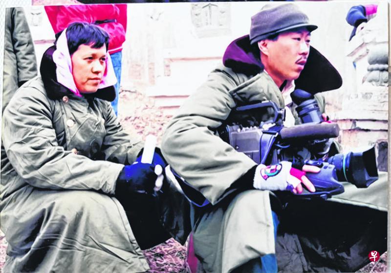 天寒地冻,导演与摄影师必须坚持到底。(李宁强摄) 天寒地冻,导演与摄影师必须坚持到底。(李宁强摄)