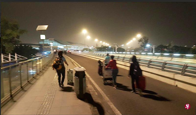 黄先生等人到成都转机时被错带到国内机场,只好拖着行李走回国际机场。(受访者提供) 黄先生等人到成都转机时被错带到国内机场,只好拖着行李走回国际机场。(受访者提供)