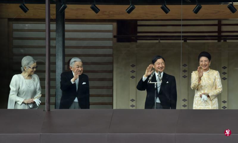 这是明仁(左二)去年4月30日退位以来,首次与美智子(左一)和天皇夫妇(右)一起公开现身。(法新社) 这是明仁(左二)去年4月30日退位以来,首次与美智子(左一)和天皇夫妇(右)一起公开现身。(法新社)