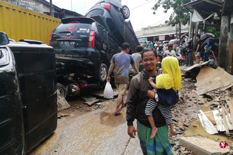 雅加达附近城市勿加泗是豪雨后引发水患的灾区之一,车辆都被来势汹汹的洪水冲得叠在一起,街上满目疮痍,全是淤泥和垃圾。(法新社)
雅加达附近城市勿加泗是豪雨后引发水患的灾区之一,车辆都被来势汹汹的洪水冲得叠在一起,街上满目疮痍,全是淤泥和垃圾。(法新社)