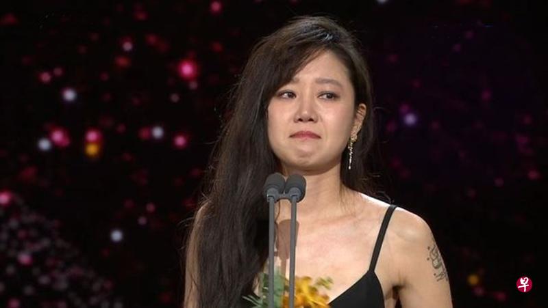 孔晓振得KBS演技大赏,眼眶泛泪。(互联网) 孔晓振得KBS演技大赏,眼眶泛泪。(互联网)