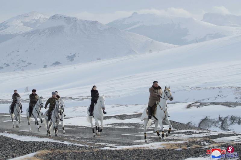 朝鲜中央电视台纪录片《永远在白头山行军路上》的开头,是金正恩和夫人李雪主骑着白马疾驰在白头山的画面。(路透社) 朝鲜中央电视台纪录片《永远在白头山行军路上》的开头,是金正恩和夫人李雪主骑着白马疾驰在白头山的画面。(路透社)