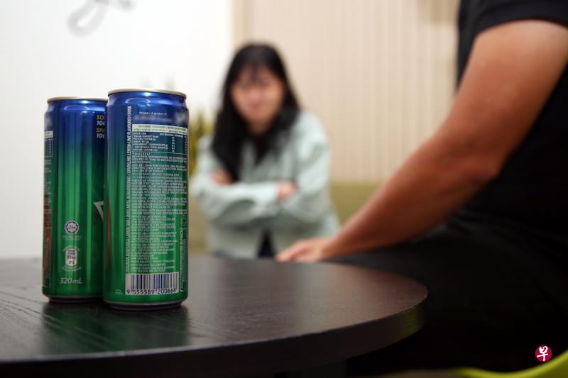 男子随身带着两罐汽水相亲。(示意图) 男子随身带着两罐汽水相亲。(示意图)