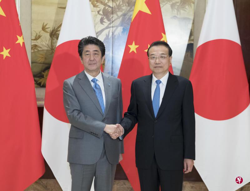2019年12月25日,中国国务院总理李克强(右)在四川都江堰豪生酒店同日本首相安倍晋三(左)举行会谈。(新华社) 2019年12月25日,中国国务院总理李克强(右)在四川都江堰豪生酒店同日本首相安倍晋三(左)举行会谈。(新华社)
