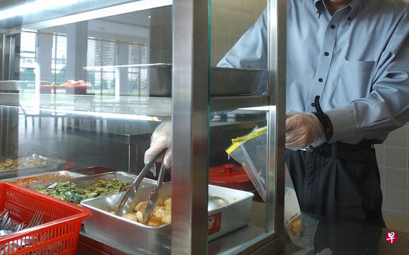 食品局的环境公共卫生(食品卫生)条例要求从事熟食准备或销售的食品从业员必须戴手套。(档案示意图) 食品局的环境公共卫生(食品卫生)条例要求从事熟食准备或销售的食品从业员必须戴手套。(档案示意图)