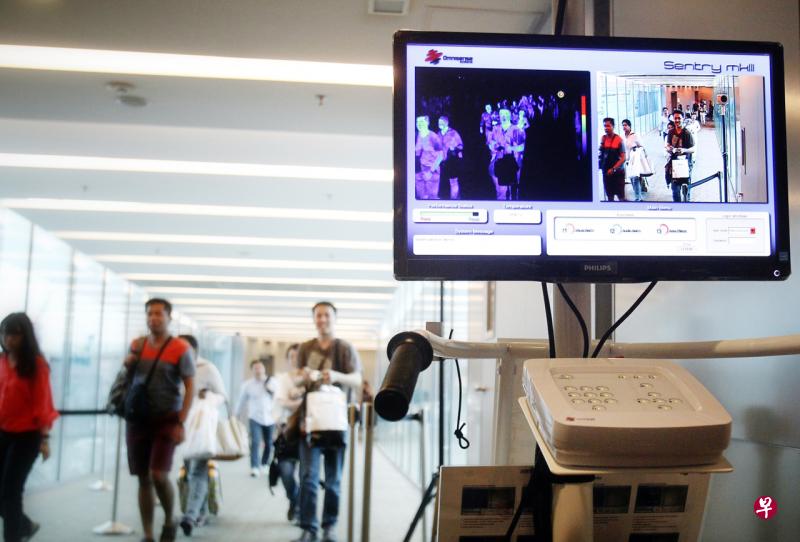 樟宜机场曾在2014年因中东呼吸综合征(Middle East Respiratory Syndrome ,简称MERS)在登机桥出口设体温监测站。(档案照片) 樟宜机场曾在2014年因中东呼吸综合征(Middle East Respiratory Syndrome ,简称MERS)在登机桥出口设体温监测站。(档案照片)