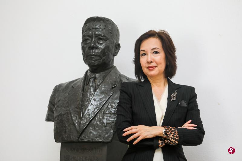 本地时尚界名人陈丽音是前南洋大学创办人陈六使孙女。左图为陈丽音与阿公的铜像合影,右图为陈丽音在南洋理工大学的“阿公的路”合照。(陈斌勤摄) 本地时尚界名人陈丽音是前南洋大学创办人陈六使孙女。左图为陈丽音与阿公的铜像合影,右图为陈丽音在南洋理工大学的“阿公的路”合照。(陈斌勤摄)