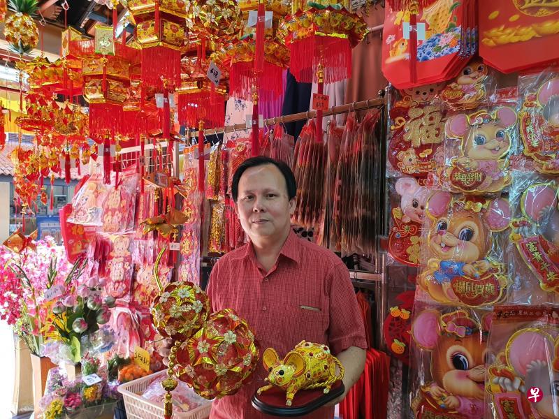 黄良友在大巴窑中心开了约23年的店,目前以贩卖衣服和农历新年装饰品为主。 黄良友在大巴窑中心开了约23年的店,目前以贩卖衣服和农历新年装饰品为主。