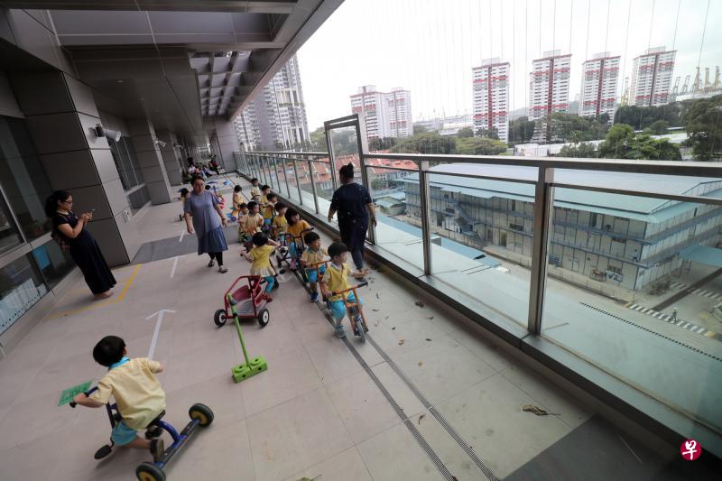 位于欧南园的小小学庭开学第一天搬进欧南社区医院五楼的新校舍。虽地处办公楼中,但校舍一侧设有一个半遮阳户外通道,便于孩子进行户外活动。(陈来福摄) 位于欧南园的小小学庭开学第一天搬进欧南社区医院五楼的新校舍。虽地处办公楼中,但校舍一侧设有一个半遮阳户外通道,便于孩子进行户外活动。(陈来福摄)