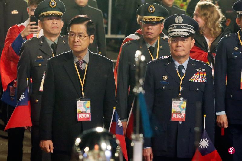 台军参谋总长沈一鸣上将(右)前天还在台北出席总统府元旦升旗礼,昨天即在空难中殉职。(法新社/中央社) 台军参谋总长沈一鸣上将(右)前天还在台北出席总统府元旦升旗礼,昨天即在空难中殉职。(法新社/中央社)