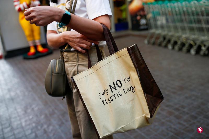 泰国购物中心和超市等1月1日起停止提供塑料袋。图为一名女士1月2日在曼谷一商场内拎着写有环保标语的购物袋。(路透社) 泰国购物中心和超市等1月1日起停止提供塑料袋。图为一名女士1月2日在曼谷一商场内拎着写有环保标语的购物袋。(路透社)