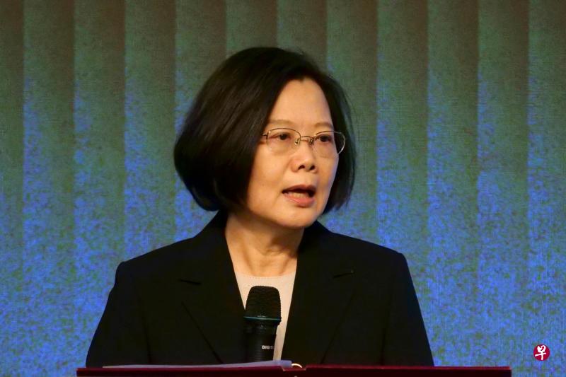 对于蔡英文呼吁社会更珍惜军人贡献,有网民冷回:“非常讽刺”。(路透社) 对于蔡英文呼吁社会更珍惜军人贡献,有网民冷回:“非常讽刺”。(路透社)