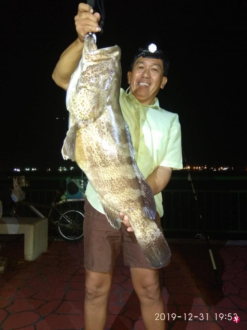 男子在勿洛码头钓到罕见8公斤大石斑。(受访者提供) 男子在勿洛码头钓到罕见8公斤大石斑。(受访者提供)