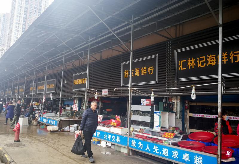 武汉肺炎患者大多与位于闹市的华南海鲜市场有关联,该市场目前已休市整治。图为摄于去年12月31日的市场正常营业。(中新社) 武汉肺炎患者大多与位于闹市的华南海鲜市场有关联,该市场目前已休市整治。图为摄于去年12月31日的市场正常营业。(中新社)