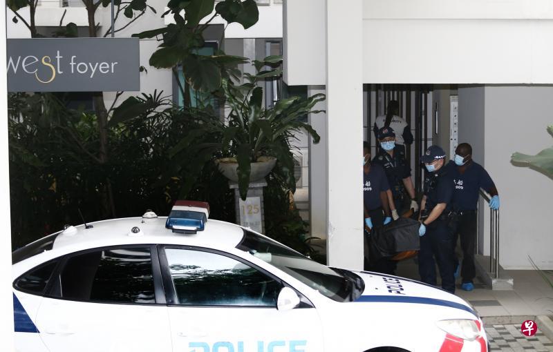盛港的爱士百乐之居执行共管公寓昨午发生命案,一名43岁妇女疑遭48岁丈夫打死。来自澳大利亚的丈夫已遭警方逮捕,妇女的尸体在昨天傍晚6时左右被抬走。(陈渊庄摄) 盛港的爱士百乐之居执行共管公寓昨午发生命案,一名43岁妇女疑遭48岁丈夫打死。来自澳大利亚的丈夫已遭警方逮捕,妇女的尸体在昨天傍晚6时左右被抬走。(陈渊庄摄)