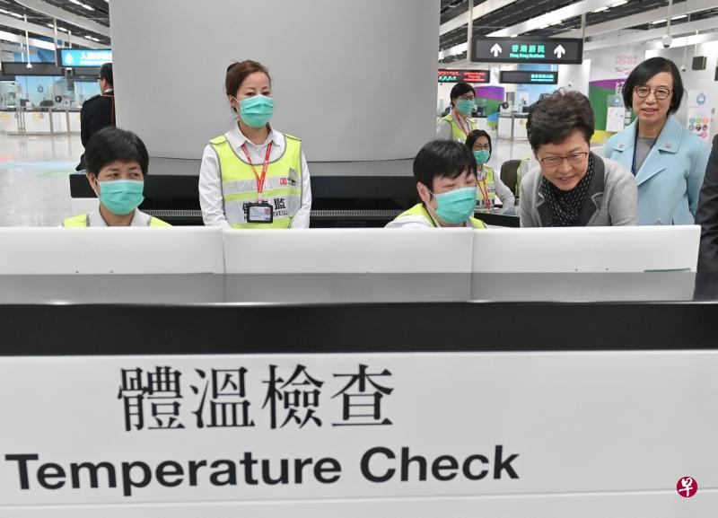 香港特区行政长官林郑月娥（右二）昨天到高铁西九龙站，视察出入境口岸所采取的预防措施。（中通社）