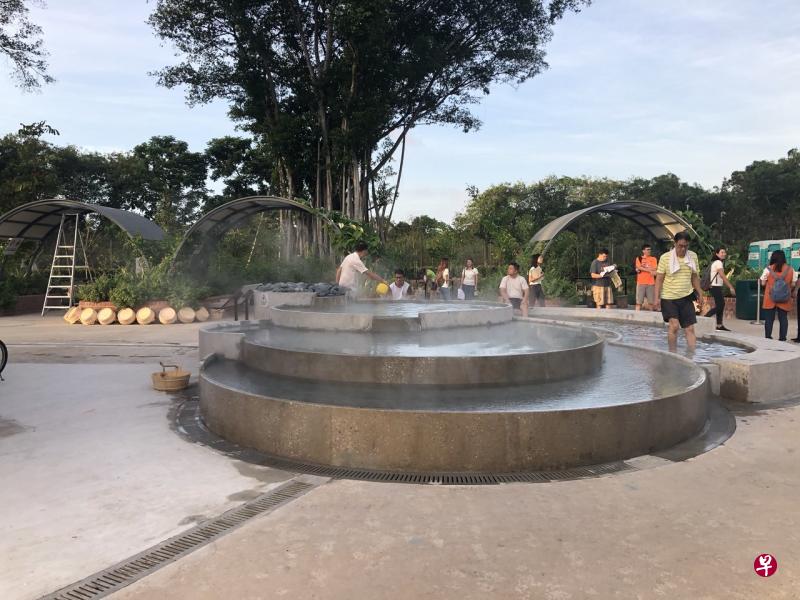 经过一年多兴建工程,新建成的三巴旺温泉公园今早对外开放。(宋慧纯摄) 经过一年多兴建工程,新建成的三巴旺温泉公园今早对外开放。(宋慧纯摄)