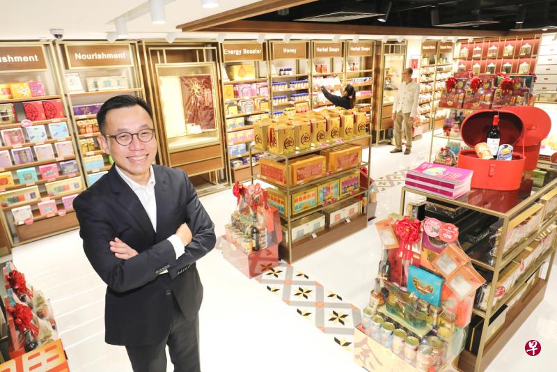 余仁生总裁梅明恭希望以浅显易懂的方式向消费者解释中药原理和药效,把消费者群体扩大到非华人圈。(陈斌勤摄) 余仁生总裁梅明恭希望以浅显易懂的方式向消费者解释中药原理和药效,把消费者群体扩大到非华人圈。(陈斌勤摄)