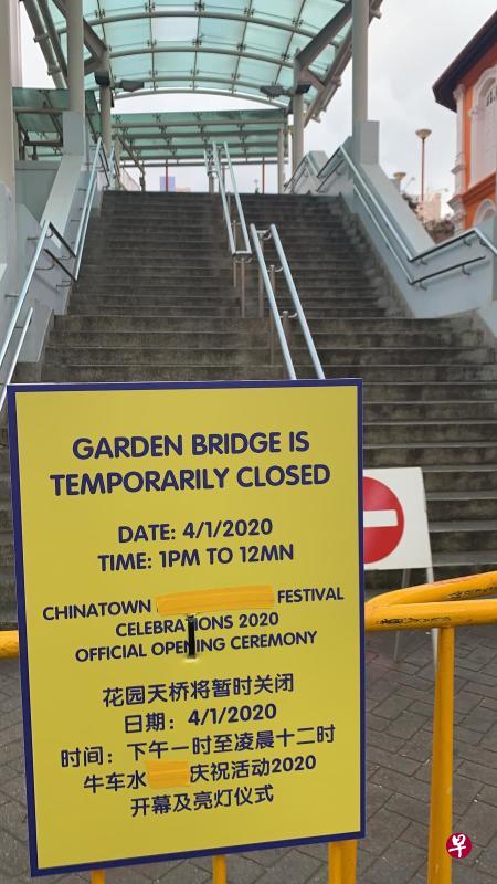 当局在接到通知后便立刻用黄色胶布“更正”错误。(邝启聪摄) 当局在接到通知后便立刻用黄色胶布“更正”错误。(邝启聪摄)