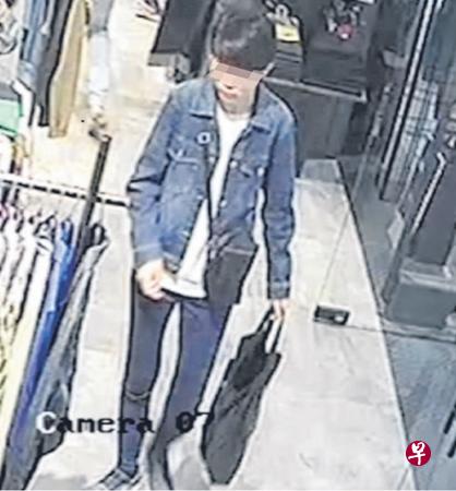 青年将565元腰包顺手牵羊,犯案过程被电眼全程拍下。(受访店家提供) 青年将565元腰包顺手牵羊,犯案过程被电眼全程拍下。(受访店家提供)