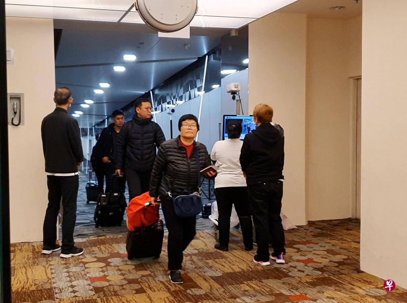 凡从中国武汉抵新的乘客都须接受体温检测，防止当地肺炎疫情传入我国。（取自基础建设统筹部长兼交通部长许文远面簿） 