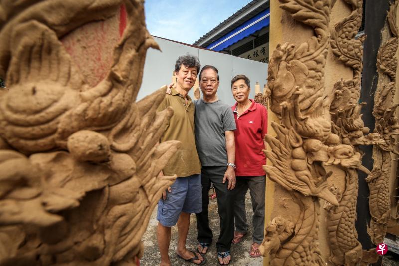 迈入花甲的郑家第三代(左起)郑发德、郑升耀和郑振德坚守祖父留下来的老字号“郑源兴香庄”。 迈入花甲的郑家第三代(左起)郑发德、郑升耀和郑振德坚守祖父留下来的老字号“郑源兴香庄”。