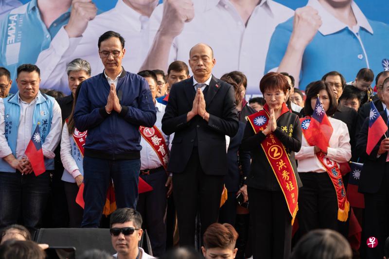 受黑鹰失事事故影响,国民党总统候选人韩国瑜(前排中)暂停竞选活动两天后,昨天恢复公开行程,第一站即是到台南为党籍立委候选人洪秀柱(右)站台。为向罹难将官致哀,韩国瑜率领众候选人和辅选人员,包括竞选总部主任朱立伦(左)等,在台上双手合十,低头默哀30秒。(黄顺杰摄) 受黑鹰失事事故影响,国民党总统候选人韩国瑜(前排中)暂停竞选活动两天后,昨天恢复公开行程,第一站即是到台南为党籍立委候选人洪秀柱(右)站台。为向罹难将官致哀,韩国瑜率领众候选人和辅选人员,包括竞选总部主任朱立伦(左)等,在台上双手合十,低头默哀30秒。(黄顺杰摄)