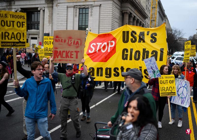 示威者游行抗议特朗普政府空袭杀死伊朗革命卫队“圣城旅”指挥官苏莱马尼。(法新社) 示威者游行抗议特朗普政府空袭杀死伊朗革命卫队“圣城旅”指挥官苏莱马尼。(法新社)