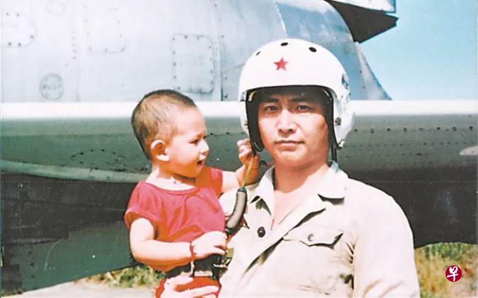 王伟旧照,图为其抱着年幼的儿子在战机前合影。(微信公众号“南海舰队”) 王伟旧照,图为其抱着年幼的儿子在战机前合影。(微信公众号“南海舰队”)