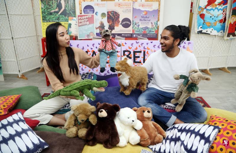 法希姆和伊莉莎白对说书的热忱，获课程导师、本地说书人卡米尼（Kamini Ramachandran）赏识。（饶进礼摄）