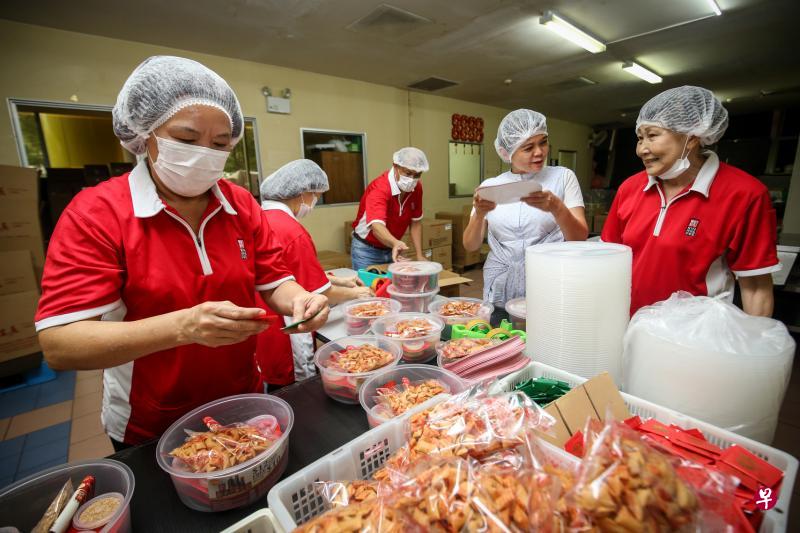 农历新年前会到新华利食品有限公司做兼职的家庭主妇周秀兰(右一),与佳乐富集团控股首席执行长荘丽娟(右二)在厂里包装鱼生赶做新年订单。(叶振忠摄) 农历新年前会到新华利食品有限公司做兼职的家庭主妇周秀兰(右一),与佳乐富集团控股首席执行长荘丽娟(右二)在厂里包装鱼生赶做新年订单。(叶振忠摄)