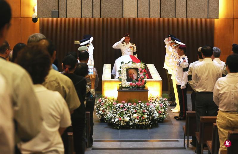 由海陆空三军组成的扶灵队伍,在告别式上向前三军总长黄维彬致最后敬意。(庄耿闻摄) 由海陆空三军组成的扶灵队伍,在告别式上向前三军总长黄维彬致最后敬意。(庄耿闻摄)
