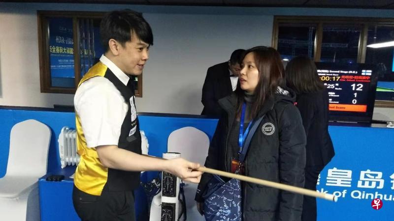 新加坡台球好手曾庆光(左)在本届赛会取得三胜二负的战绩。右为他的妻子蔡志蔚。(王慧摄) 新加坡台球好手曾庆光(左)在本届赛会取得三胜二负的战绩。右为他的妻子蔡志蔚。(王慧摄)