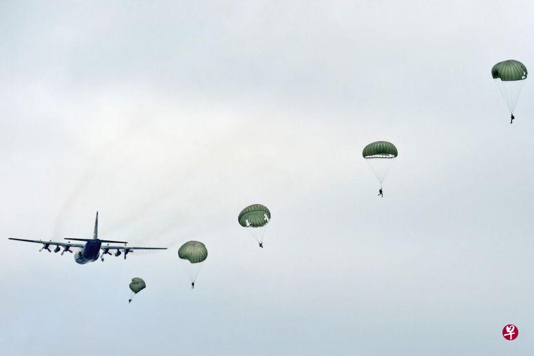 武装部队每年进行约6000次固定拉绳式跳伞。(海峡时报档案照) 武装部队每年进行约6000次固定拉绳式跳伞。(海峡时报档案照)