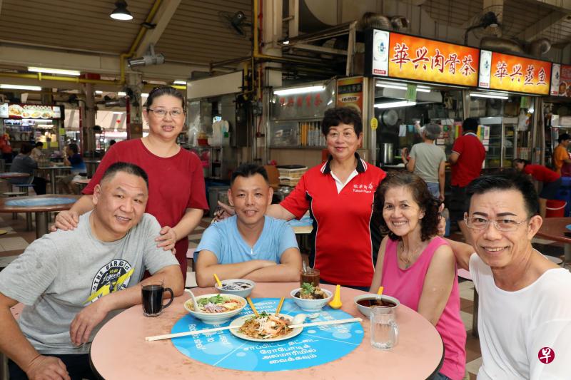 裕华坊巴刹与熟食中心人情味浓,左起是鸡饭夫妻档邓安初和林玉娇、肉骨茶老板潘宣耀、小贩联谊会主席魏静君,以及槟城叻沙夫妻档辜开发和林桂英。 裕华坊巴刹与熟食中心人情味浓,左起是鸡饭夫妻档邓安初和林玉娇、肉骨茶老板潘宣耀、小贩联谊会主席魏静君,以及槟城叻沙夫妻档辜开发和林桂英。